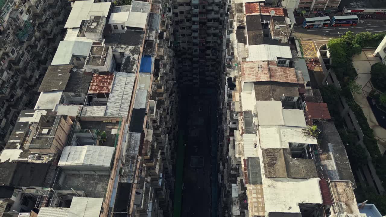 홍콩, 중국의 캐리 베이에 있는 yick fat라는 오래된 아파트 단지의 영상