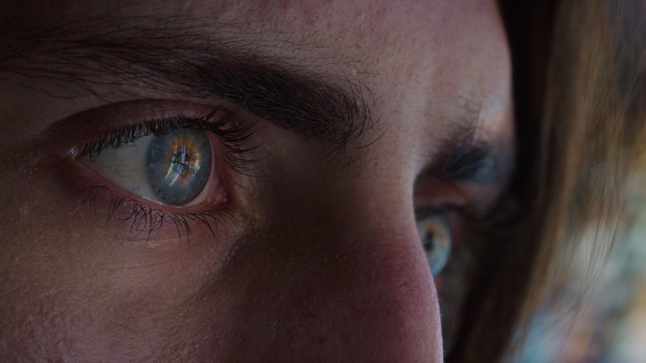 ojos macro de cerca abriendo las luces de la ciudad reflejándose en el iris mirando el hermoso horizonte urbano por la noche