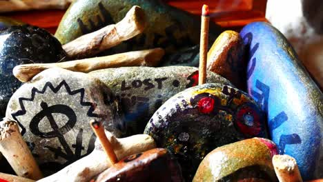 dibujo vikingo pintado oculto guijarros espirituales estampados colección de arte de hobby colorido en caja de madera con incienso ardiente