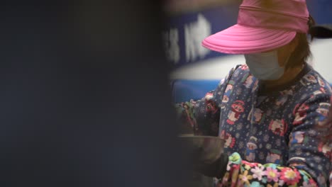 cerca de un vendedor ambulante de comida en hong kong