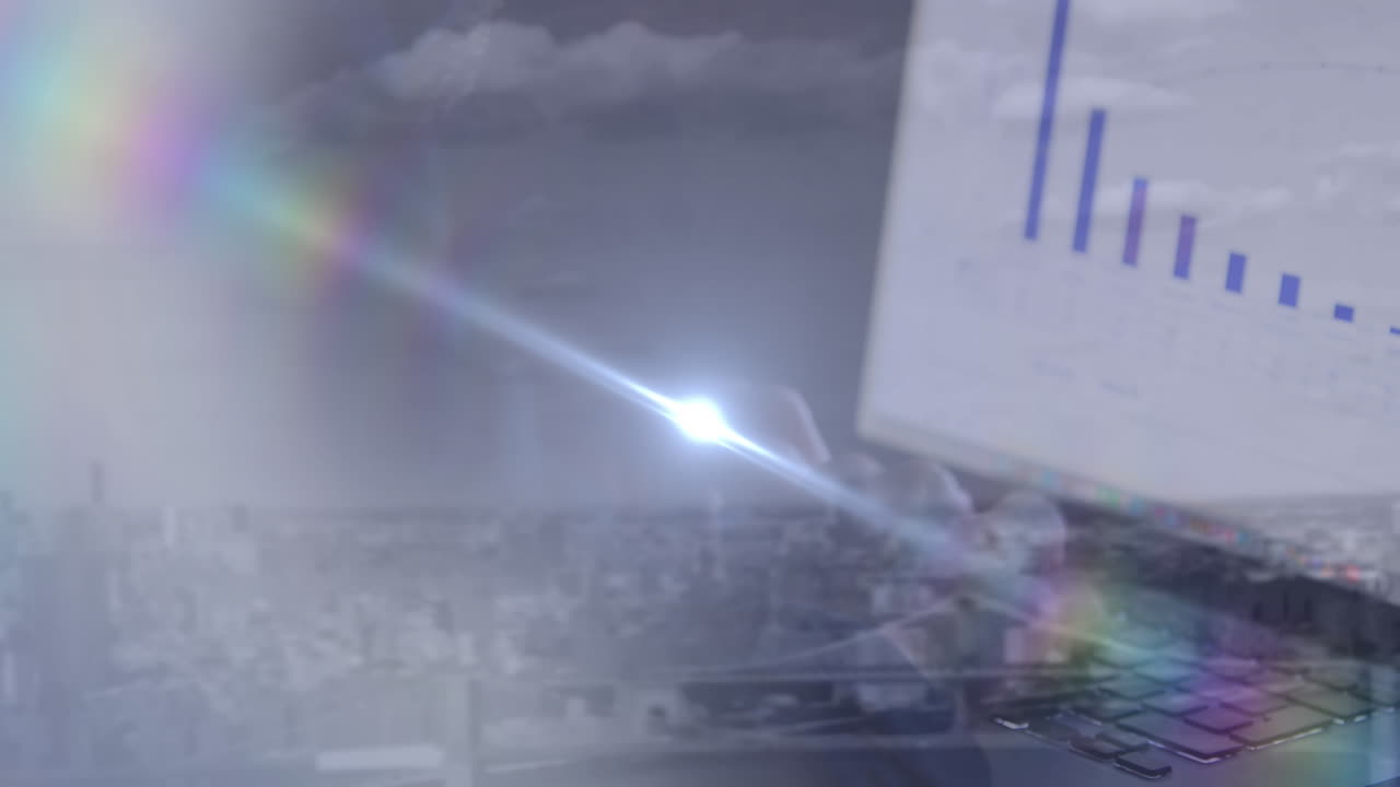 punto de luz sobre la sección media de la persona escribiendo en el teclado contra el paisaje urbano