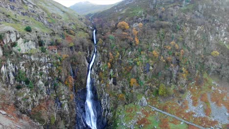 La-Antena-De-La-Cascada-Revela-Snowdonia-En-El-Norte-De-Gales.