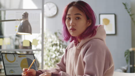 사무실 에서 일 하는 젊은 아시아 여성 의 초상화