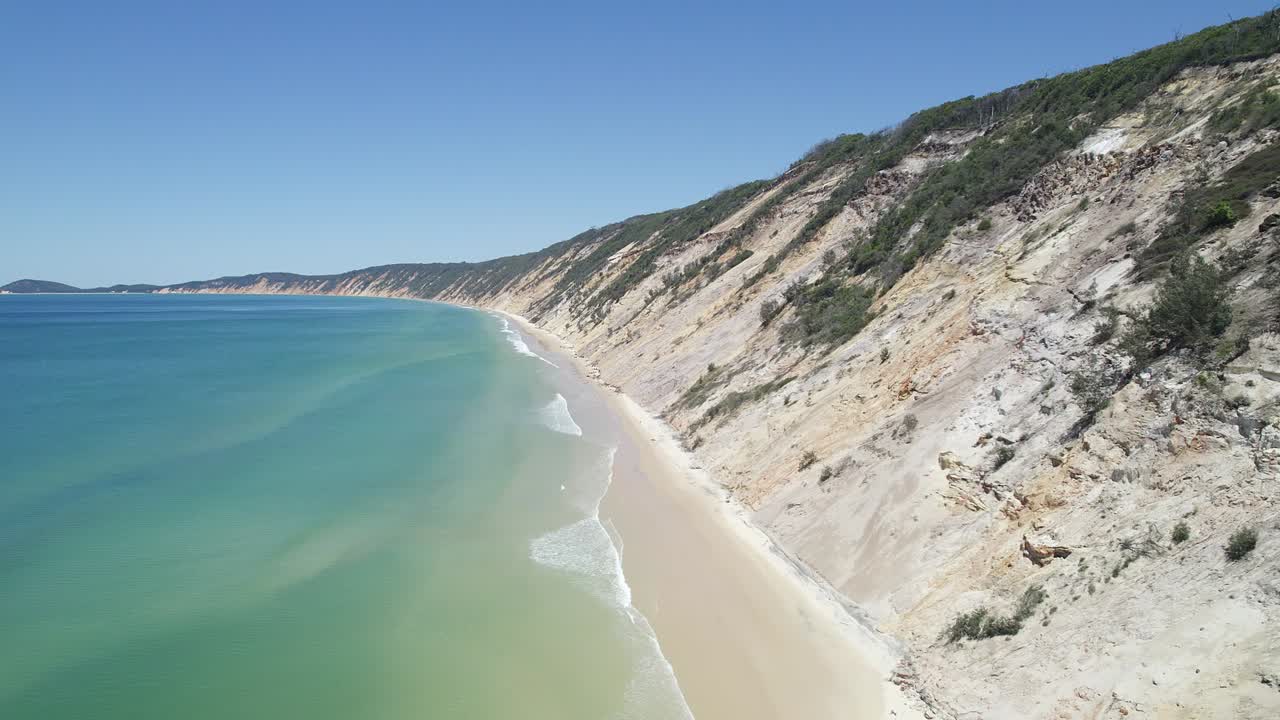 Rainbow Beach con un paesaggio marino panoramico di giorno nel Queensland, Australia - ripresa aerea con drone