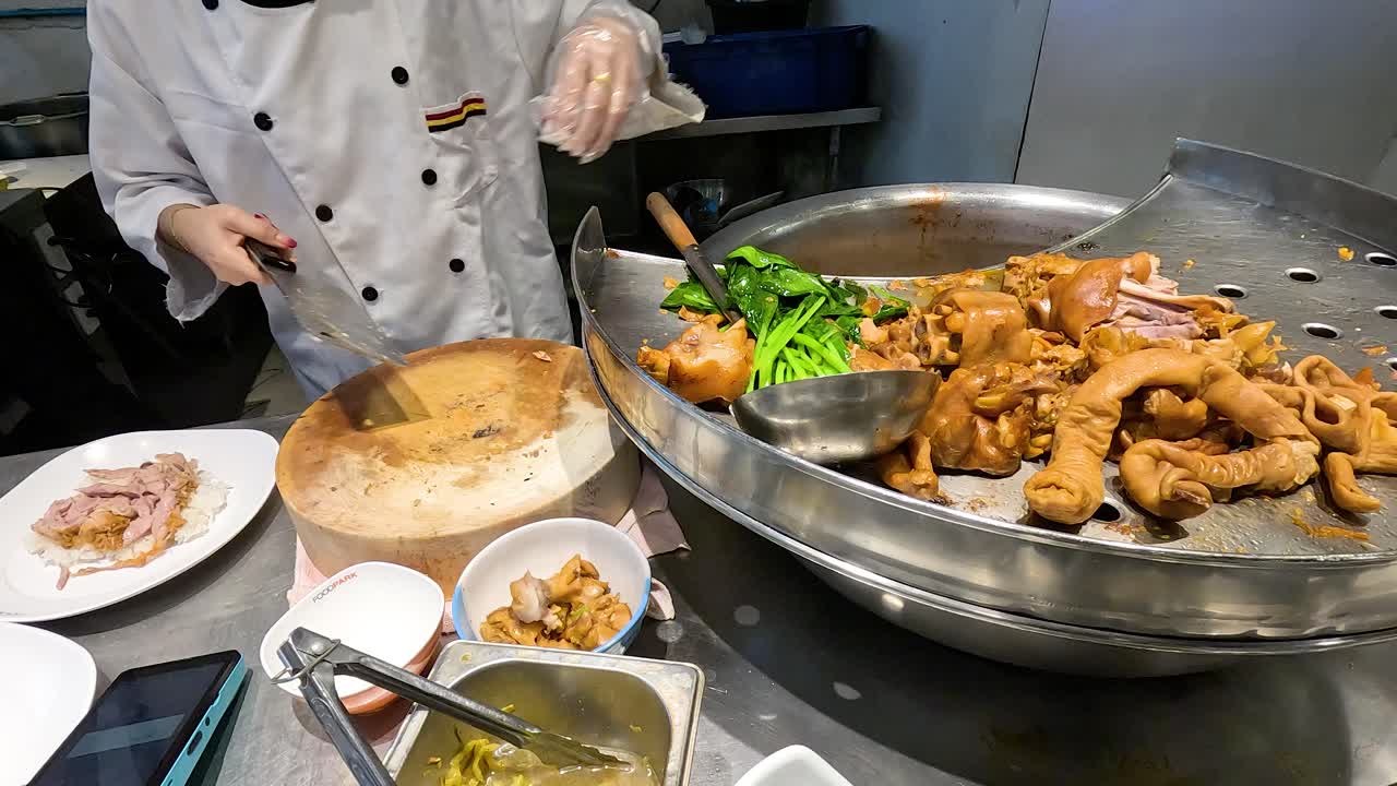 요리사는 전통적인 고기 다리 을 준비합니다.