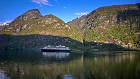 Crucero-De-Lujo-Que-Viaja-A-Través-Del-Océano-Tranquilo-Con-Reflejo-De-Espejo