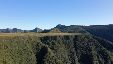serra do corvo branco en un día soleado sin nubes, brasil