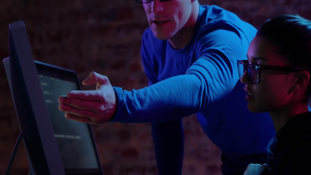 mujer y hombre trabajando juntos en computadoras