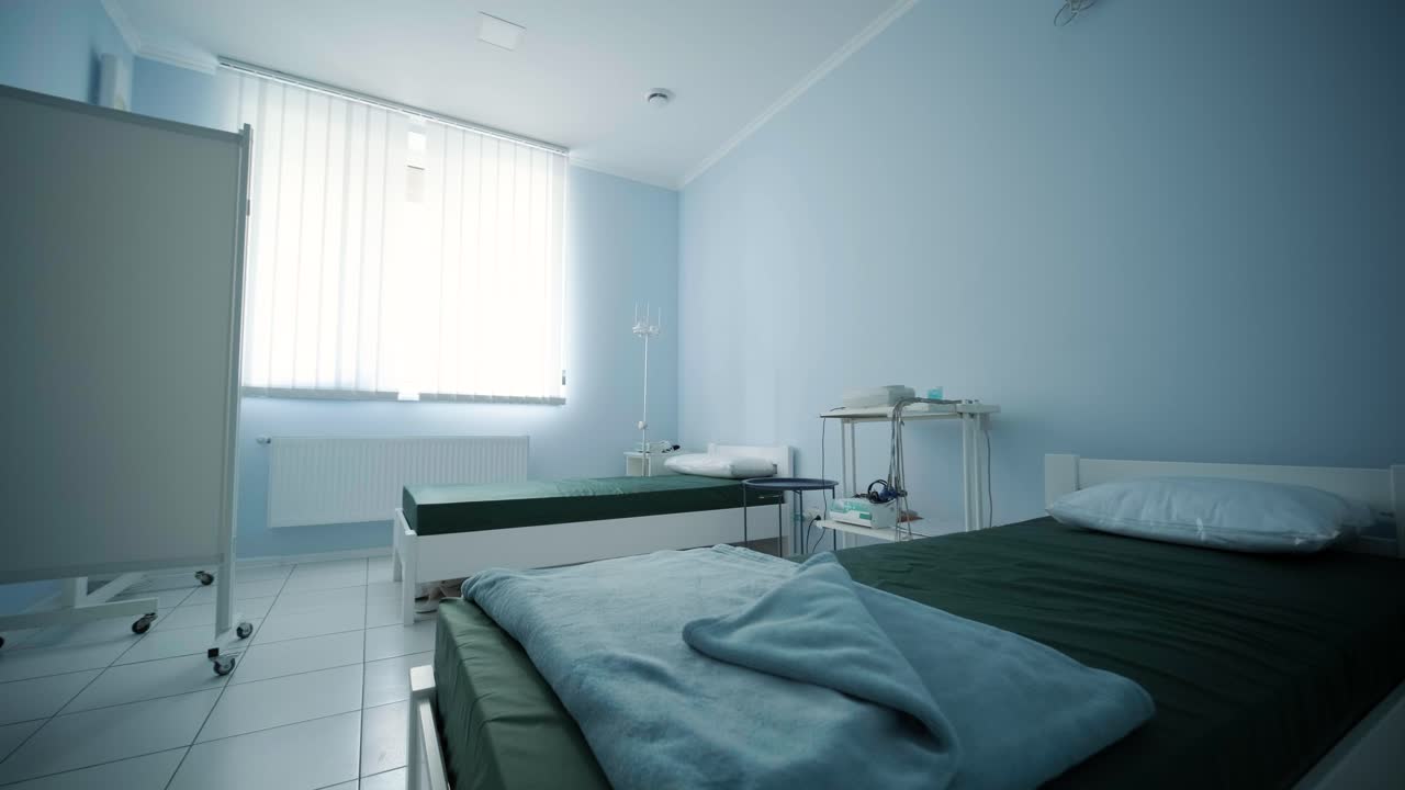 환자를 수용하고 필요한 의료 서비스를 제공 할 준비가 된 두 개의 침대를 갖춘 병실.
