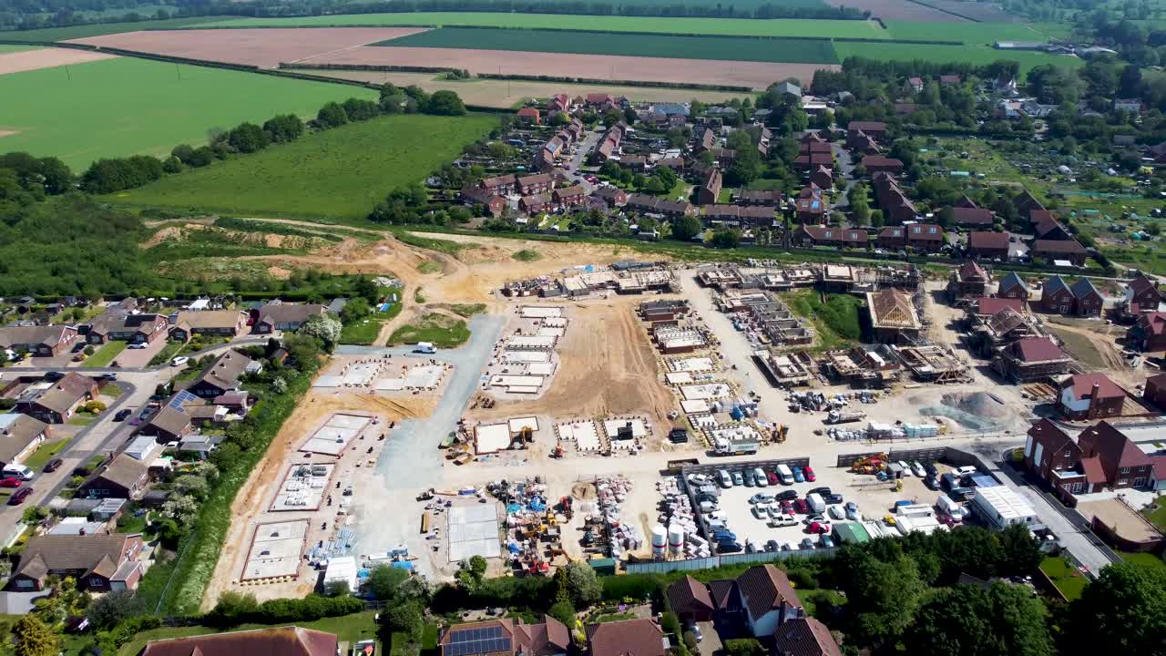 condujo imágenes de nuevas casas que se están construyendo en littlebourne, kent, inglaterra
