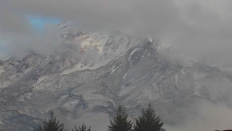 Komplizierte-Nahaufnahme-Beim-Schwenken-über-Den-Vulkan-Chimborazo-In-Ecuador,-Eingehüllt-In-Schnee,-Eis-Und-Eine-Decke-Tief-Hängender-Wolken