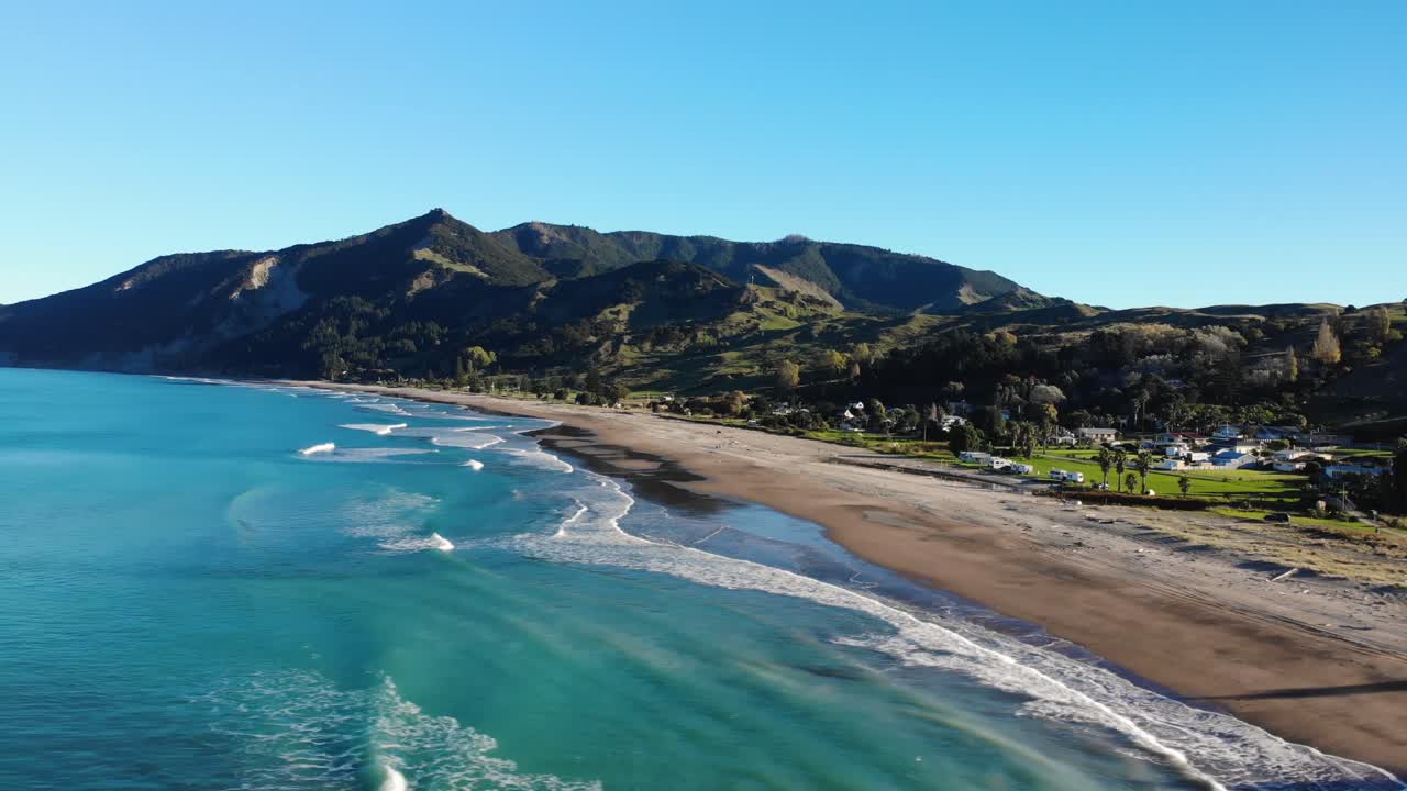 뉴질랜드 토모마루 만 의 아름다운  ⁇ 빛 날 에 대한 공중 사진
