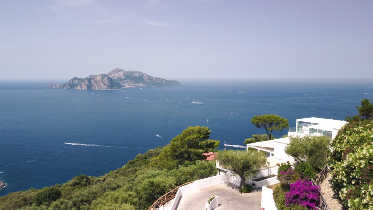 antena - vista desde la costa de punta campanella hacia capri, mar tirreno, italia