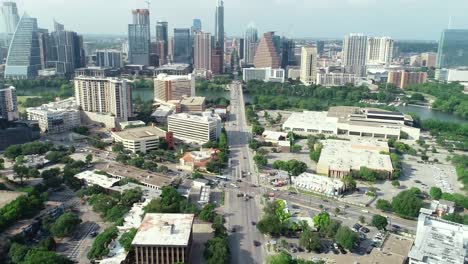 Luftdrohnenaufnahmen-Des-Verkehrs-Auf-Der-Südkongressbrücke-In-Austin,-Texas,-Mit-Blick-Auf-Das-Hauptstadtgebäude-Oben