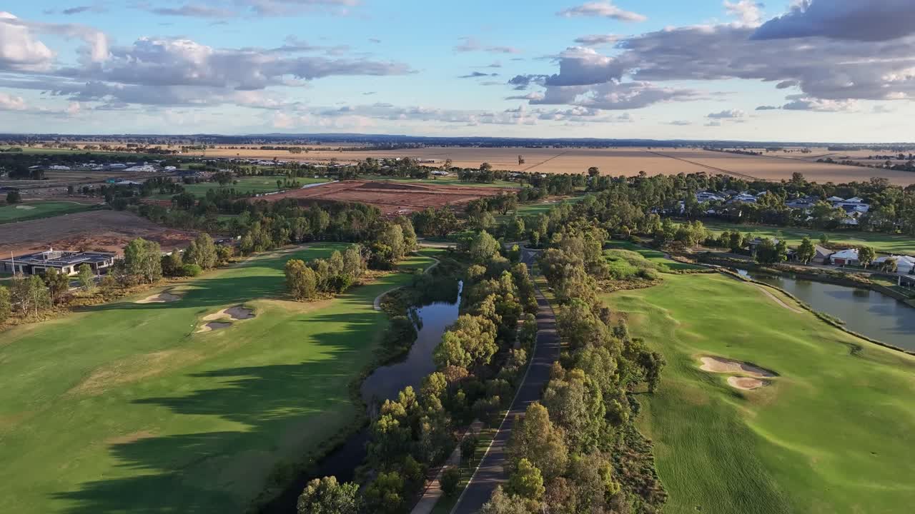 골프 코스와 실버우드스 대로를 가로질러 멀리 밀 ⁇ 이 있습니다.