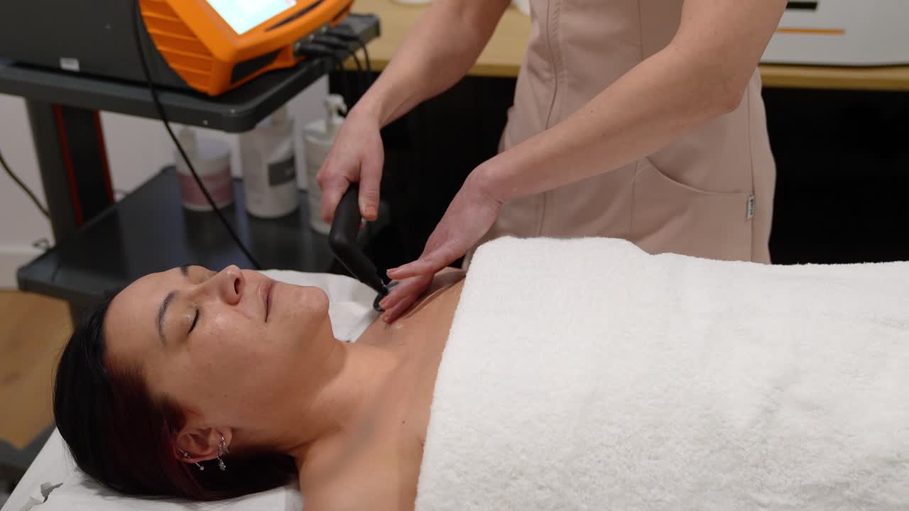 Donna che riceve un trattamento di fisioterapia