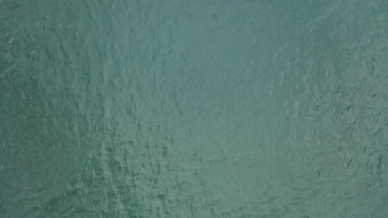 limpie la superficie del mar azulverde suave - vista aérea de arriba hacia abajo mirando directamente hacia abajo en agua líquida clara del océano atlántico mientras avanza