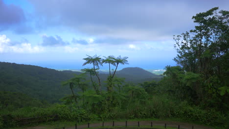 Blick-Von-Einem-Berggipfel-Auf-Das-Blaue-Karibische-Meer-Unten-In-Der-Ferne