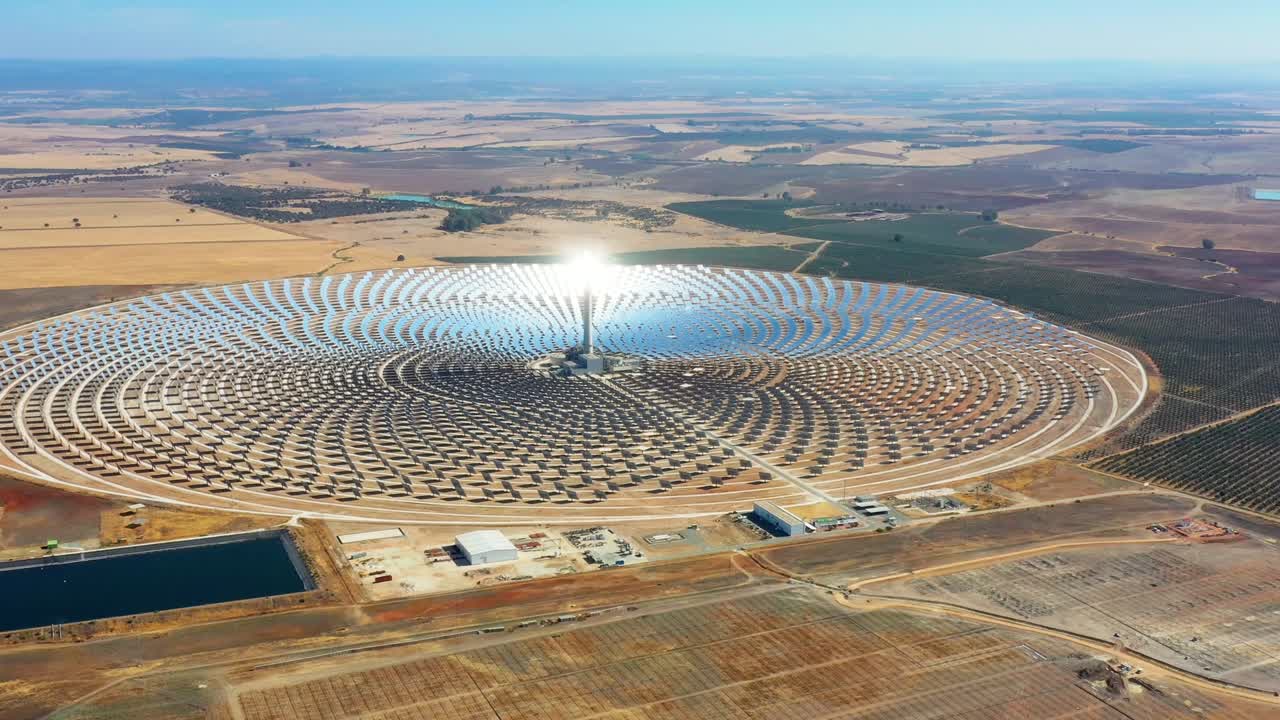 대형 원형 태양열 발전소의 드론으로 찍은 공중 사진 - 재생 가능하고 오염이 없는 에너지를 생산하기 위해 태양 광선을 수집 탑에 집중하는 거울을 사용합니다.