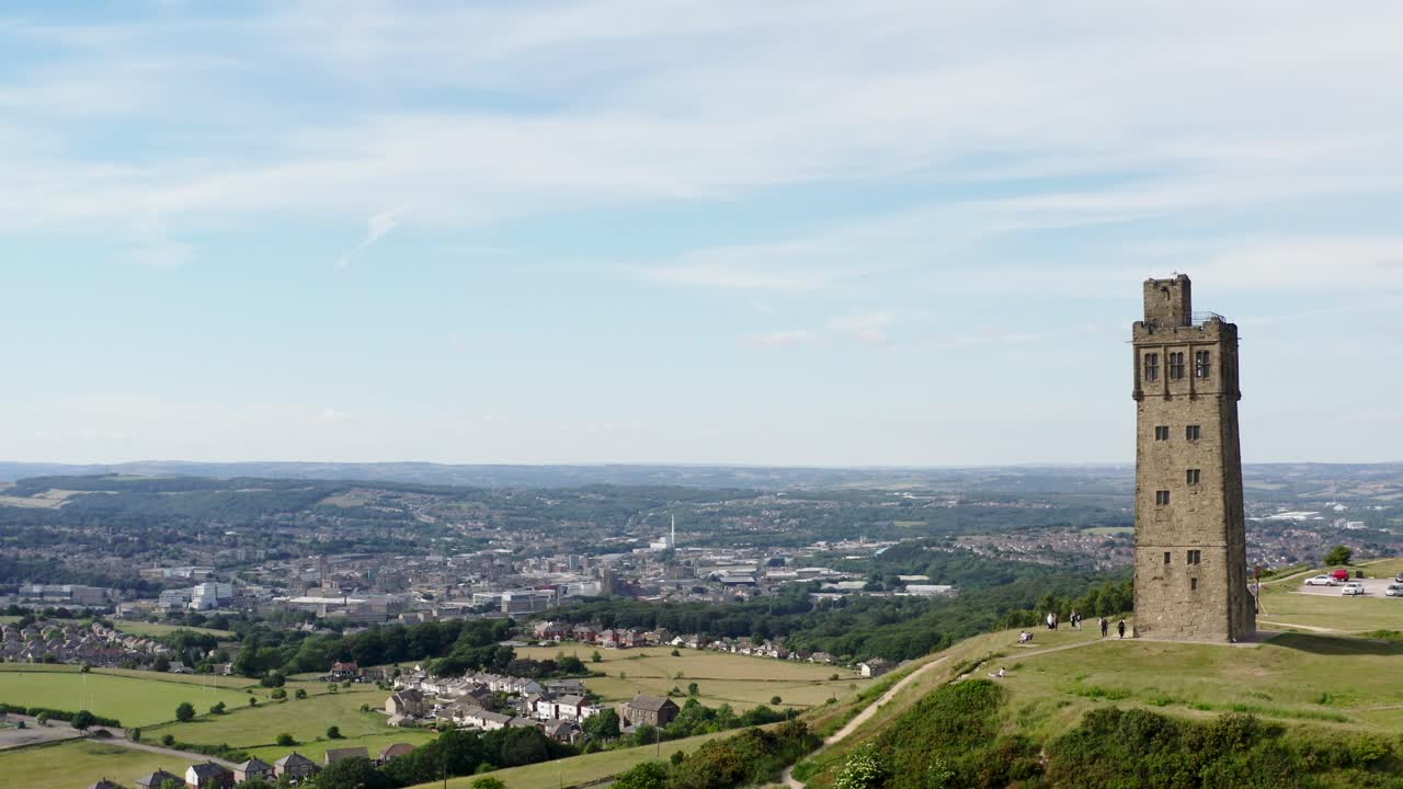 드론은 허더즈필드의 캐슬 힐에 있는 빅토리아 타워를 지나 시내 중심가로 날아갑니다.
