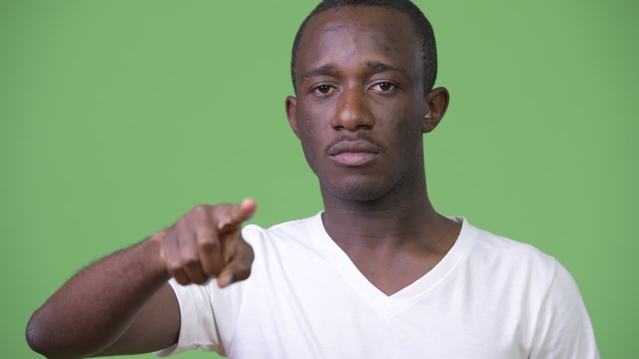 Giovane uomo africano che indica la fotocamera
