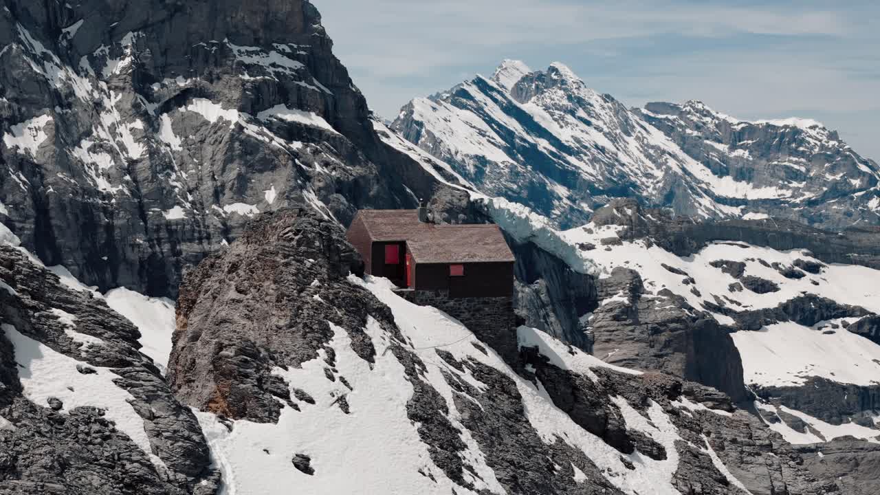 웅장한 스위스 산맥과 함께 알파인 오두막의 빠른 근접 순환