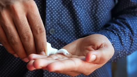aplicación de crema en las manos