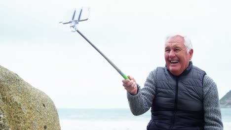 Älterer-Mann,-Der-Ein-Selfie-Vom-Selfie-Stick-Macht