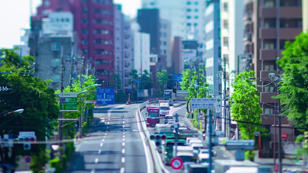 도쿄의 도시 거리에서 미니어처 교통체증의 타임스