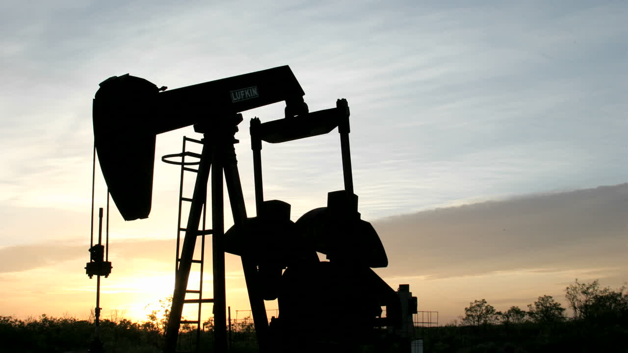 toma de lapso de tiempo del movimiento de una plataforma petrolífera durante todo el día y la noche