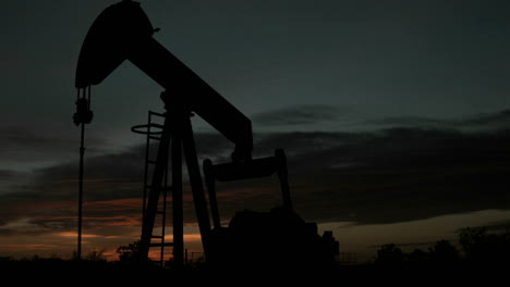 Time-lapse-shot-of-an-oilrig's-movement-throughout-the-day-and-into-the-night