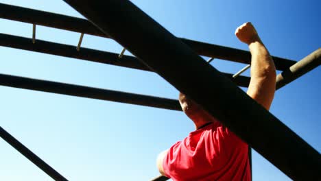 Trainer-showing-monkey-bar-exercise