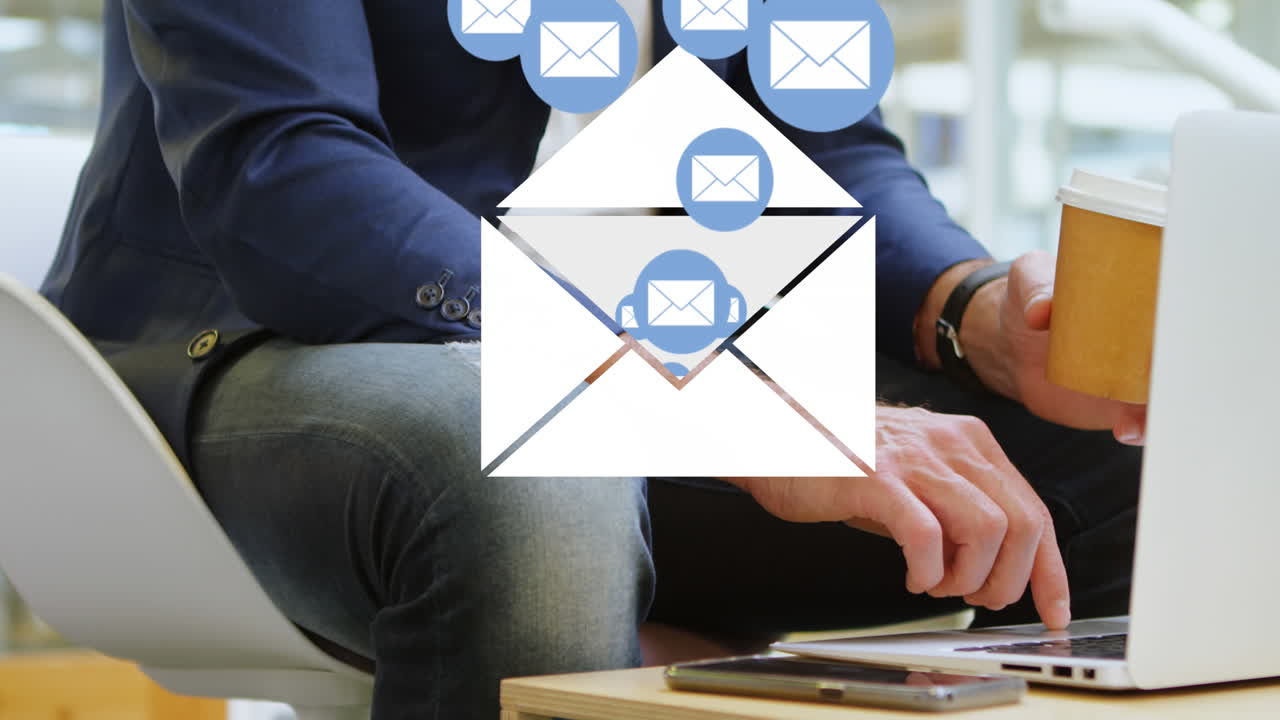 Uomo che controlla le email mentre beve caffè 4k