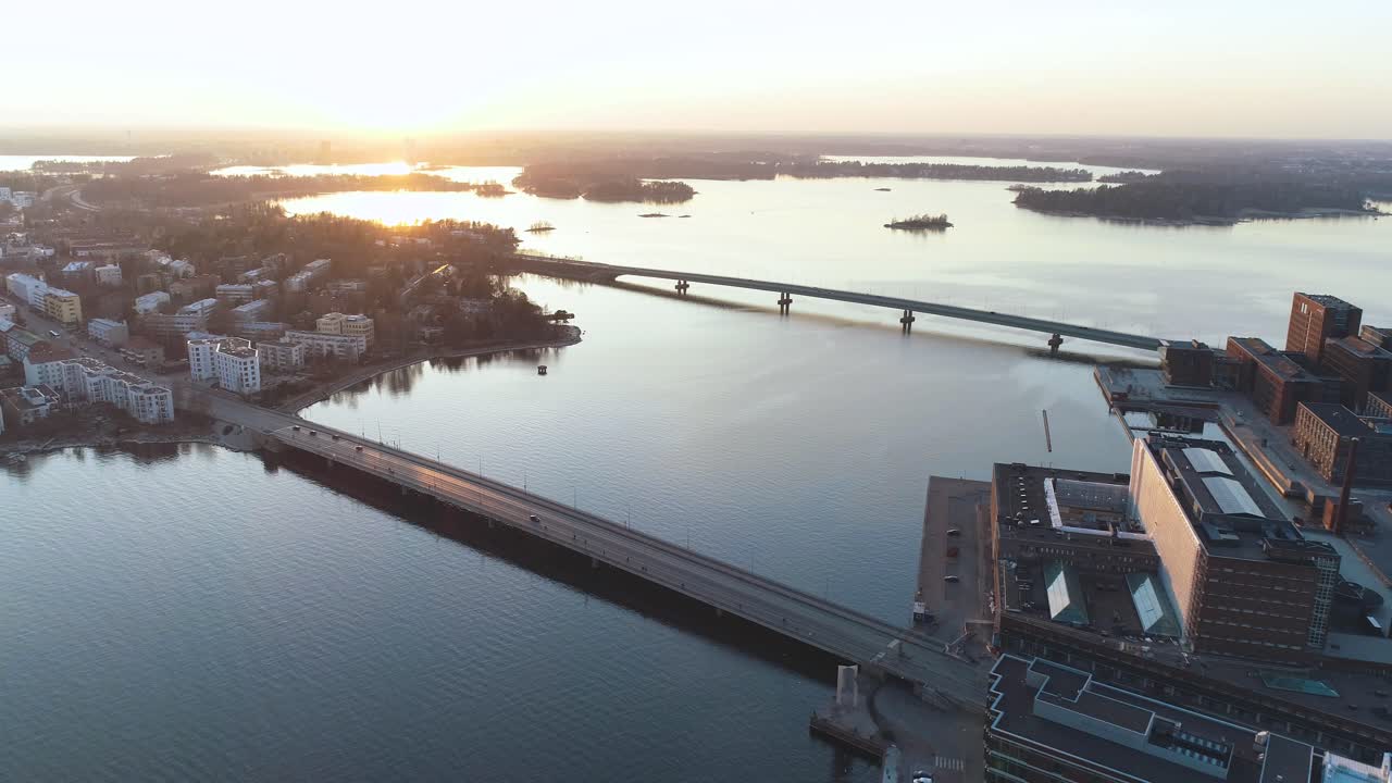 일몰 동안 헬싱키에 있는 두 개의 다리의 높고 넓은 추적 샷