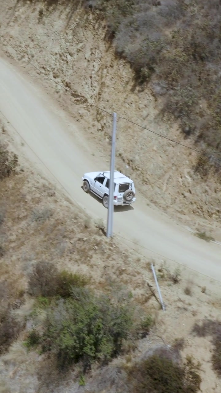 Cile, SUV fuoristrada che guida sull'autostrada di montagna del Cajon del Maipo