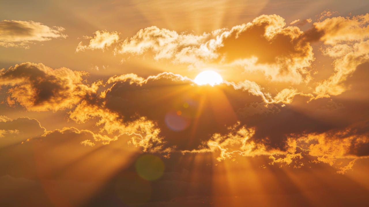 Dünner werdende Wolkenränder enthüllen die Sonne, die während des Sonnenuntergangs Dämmerungsstrahlen aussendet, während ein Lens Flare schwebt.