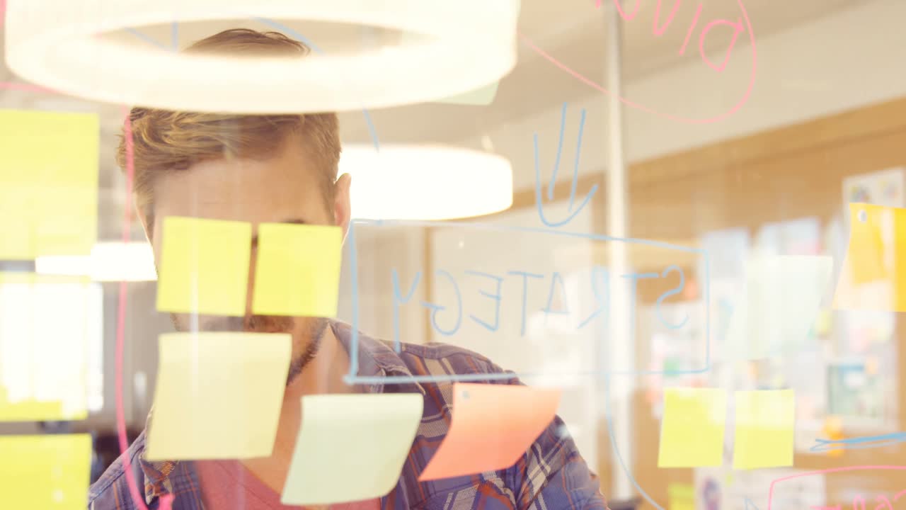 ejecutivo masculino escribiendo en notas adhesivas