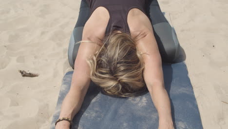 cicatrizarse, de, mujer, en, sueño, cisne, postura del yoga