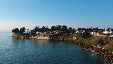 Luftschwenk-über-Wunderschöne-Häuser-Am-Meer-Entlang-Der-Klippen