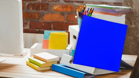 animación de nota de memorando con espacio de copia sobre artículos de papelería en el escritorio