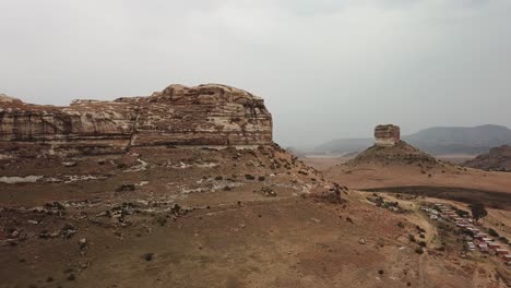 fotografía de drones de las formaciones montañosas de piedra arenisca en clarens, sudáfrica