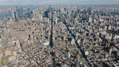 Luftaufnahme-Der-Ikonischen-Metropole.-Kippen-Sie-Die-Enthüllung-Moderner-Hoher-Wolkenkratzer-In-Der-Innenstadt-Nach-Oben.-Manhattan,-New-York-City,-Vereinigte-Staaten