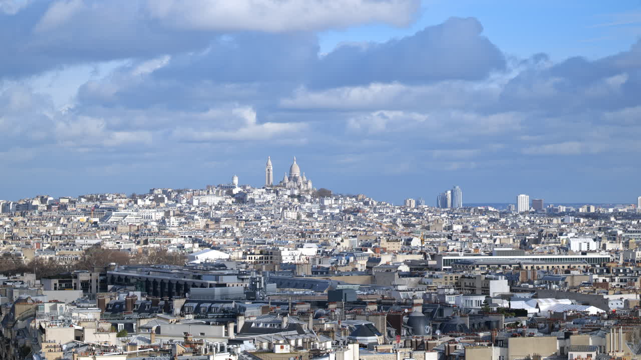 아크에서 볼 때 파리는 역사와 문화의 모자이크입니다.