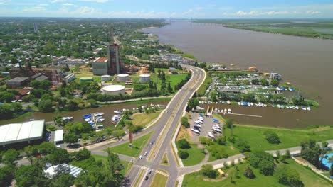 Rosario-Argentina-Provincia-De-Santa-Fe-Imágenes-Aéreas-Con-Drones-De-La-Ciudad-Vistas-De-La-Carretera-Del-Río-Paraná-Al-Lado-Del-Río