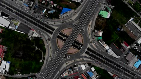 vista de arriba de la autopista, el tráfico vial es una infraestructura importante