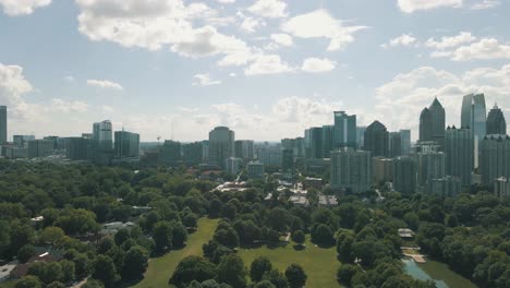 Atemberaubende-Drohnenaufnahmen-Von-Midtown-Atlanta-Und-Dem-Piedmont-Park-An-Einem-Strahlend-Sonnigen-Tag