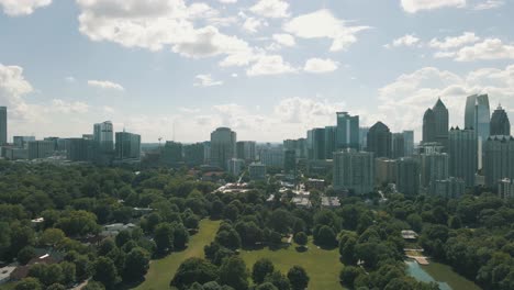 impresionantes imágenes de drones del centro de atlanta y el parque piedmont en un día soleado