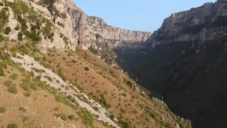 Drone-Video-Volador-Vikos-Gorge-Canyon-Día-De-Verano