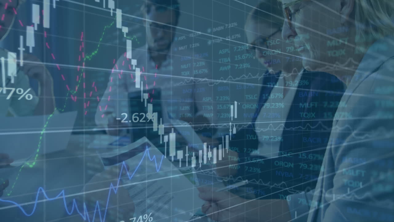 Animazione di elaborazione dati finanziari su persone d'affari che discutono con documenti in ufficio