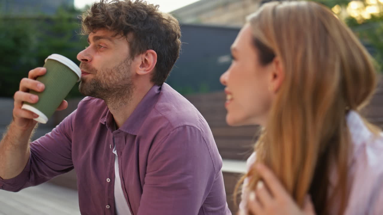 여름 주말에 커피를 마시는 웃는 친구들. 수염이 있는 남자가 한 잔을 마시고